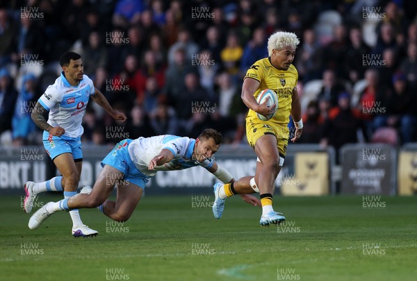 170426 - Dragons v Vodacom Bulls - United Rugby Championship - Fine Inisi of Dragons makes a break to run in to score a try