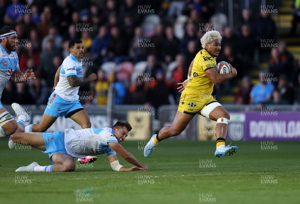 170426 - Dragons v Vodacom Bulls - United Rugby Championship - Fine Inisi of Dragons makes a break to run in to score a try