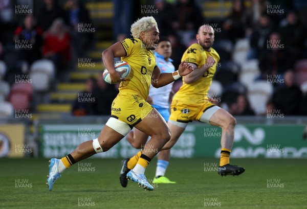 170426 - Dragons v Vodacom Bulls - United Rugby Championship - Fine Inisi of Dragons makes a break to run in to score a try