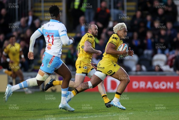 170426 - Dragons v Vodacom Bulls - United Rugby Championship - Fine Inisi of Dragons makes a break to run in to score a try