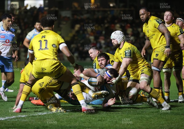 170426 - Dragons v Vodacom Bulls - United Rugby Championship - Marcell Coetzee of Bulls scores a try