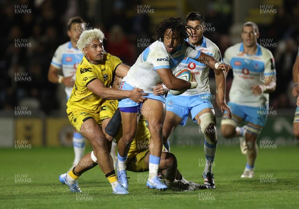 170426 - Dragons v Vodacom Bulls - United Rugby Championship - Stedman Gans of Bulls is tackled by Fetuli Paea and Fine Inisi of Dragons 