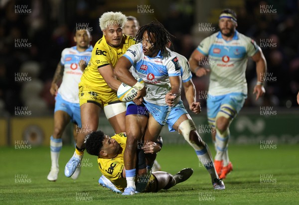 170426 - Dragons v Vodacom Bulls - United Rugby Championship - Stedman Gans of Bulls is tackled by Fetuli Paea and Fine Inisi of Dragons 