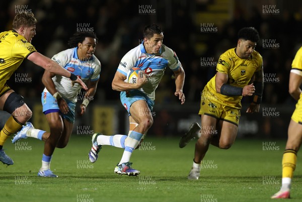 170426 - Dragons v Vodacom Bulls - United Rugby Championship - Harold Vorster of Bulls makes a break