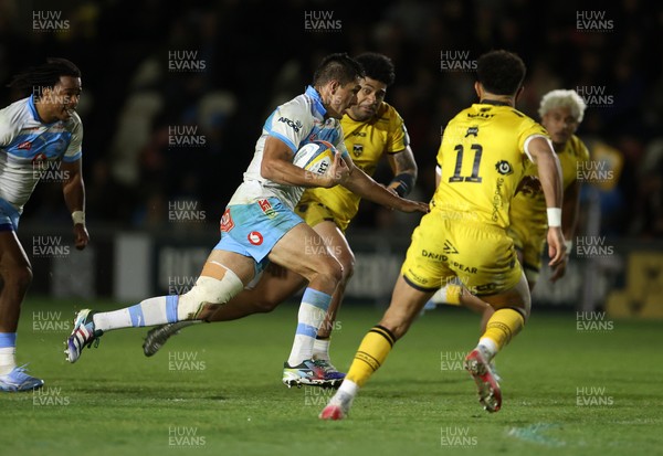 170426 - Dragons v Vodacom Bulls - United Rugby Championship - Harold Vorster of Bulls makes a break