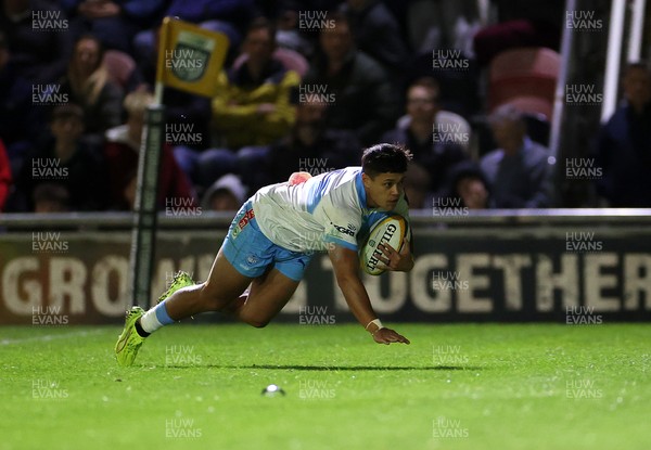 170426 - Dragons v Vodacom Bulls - United Rugby Championship - Devon Williams of Bulls scores a try