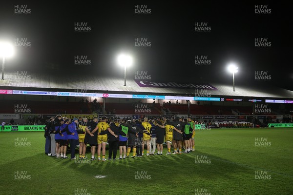 170426 - Dragons v Vodacom Bulls - United Rugby Championship - Dragons team huddle