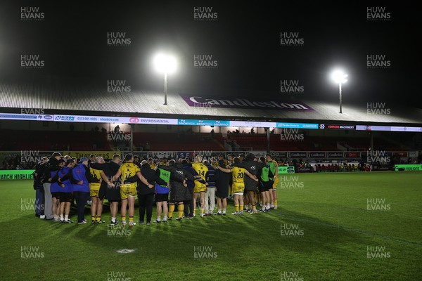 170426 - Dragons v Vodacom Bulls - United Rugby Championship - Dragons team huddle