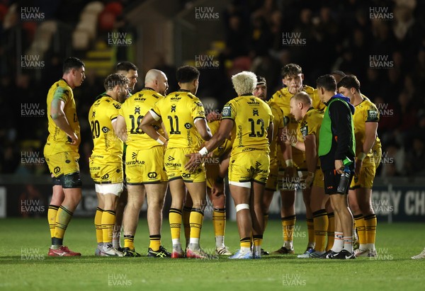170426 - Dragons v Vodacom Bulls - United Rugby Championship - Dragons gather during the game
