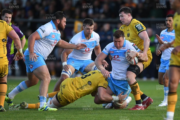 170426 - Dragons RFC v Vodacom Bulls - United Rugby Championship - Cobus Wiese of Bulls is challenged by Harri Keddie of Dragons