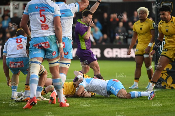 170426 - Dragons RFC v Vodacom Bulls - United Rugby Championship - Embrose Papier of Bulls scores the first try of the game