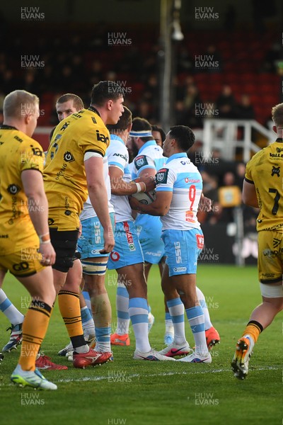 170426 - Dragons RFC v Vodacom Bulls - United Rugby Championship - Embrose Papier of Bulls scores the first try of the game