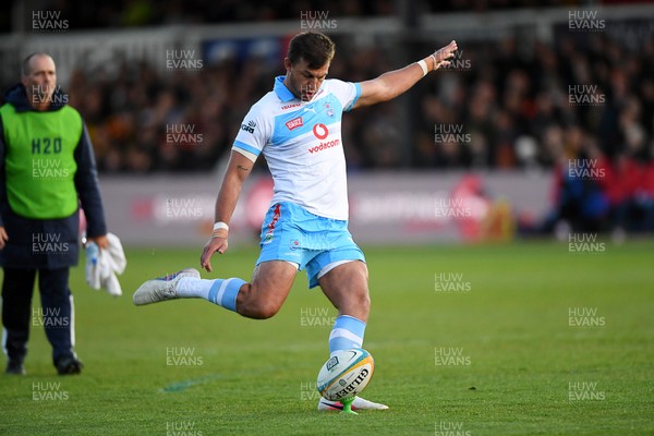 170426 - Dragons RFC v Vodacom Bulls - United Rugby Championship - Handre Pollard of Bulls kicks the conversion