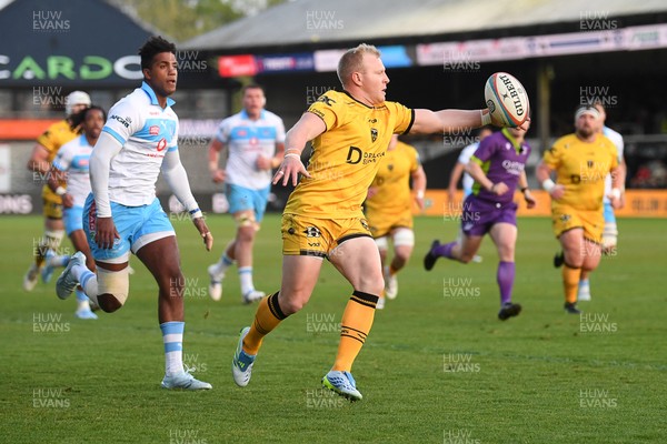 170426 - Dragons RFC v Vodacom Bulls - United Rugby Championship - Tinus De Beer of Dragons is chased down by Canan Moodie of Bulls