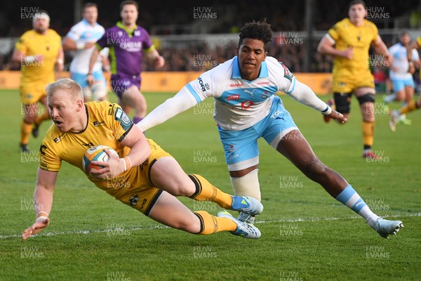 170426 - Dragons RFC v Vodacom Bulls - United Rugby Championship - Tinus De Beer of Dragons is chased down by Canan Moodie of Bulls