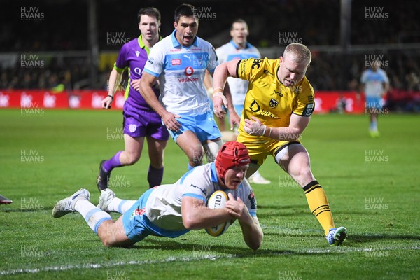170426 - Dragons RFC v Vodacom Bulls - United Rugby Championship - Johan Grobbelaar of Bulls dives over to score a try