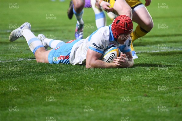 170426 - Dragons RFC v Vodacom Bulls - United Rugby Championship - Johan Grobbelaar of Bulls dives over to score a try