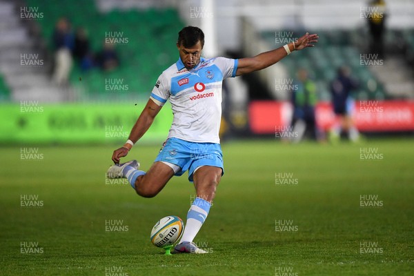 170426 - Dragons RFC v Vodacom Bulls - United Rugby Championship - Handre Pollard of Bulls kicks the conversion