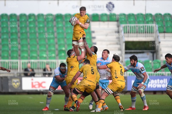 170426 - Dragons RFC v Vodacom Bulls - United Rugby Championship - Harry Beddall of Dragons wins the line-out