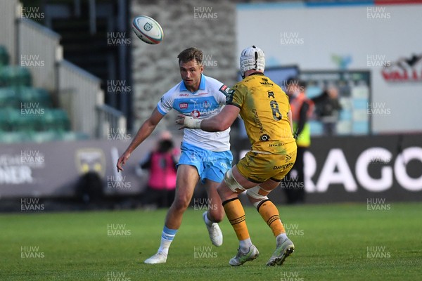 170426 - Dragons RFC v Vodacom Bulls - United Rugby Championship - David Kriel of Bulls is challenged by Harri Keddie of Dragons