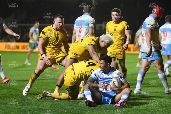 170426 - Dragons RFC v Vodacom Bulls - United Rugby Championship - Jared Rosser of Dragons runs in to score a try that is later disallowed 