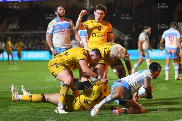 170426 - Dragons RFC v Vodacom Bulls - United Rugby Championship - Jared Rosser of Dragons runs in to score a try that is later disallowed 
