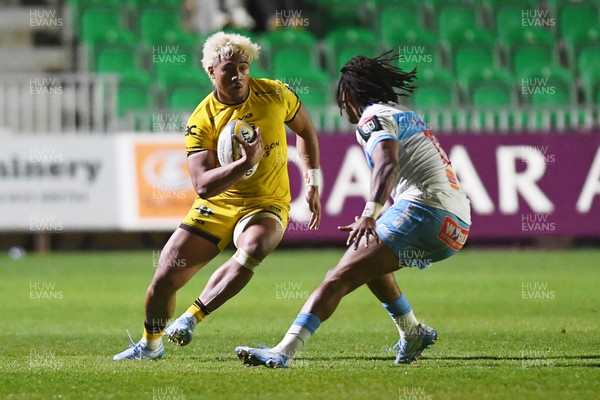 170426 - Dragons RFC v Vodacom Bulls - United Rugby Championship - Fine Inisi of Dragons is challenged by Stedman Gans of Bulls