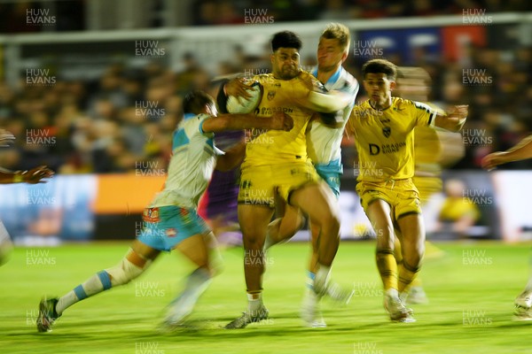170426 - Dragons RFC v Vodacom Bulls - United Rugby Championship - Fetuli Paea of Dragons is challenged by David Kriel of Bulls