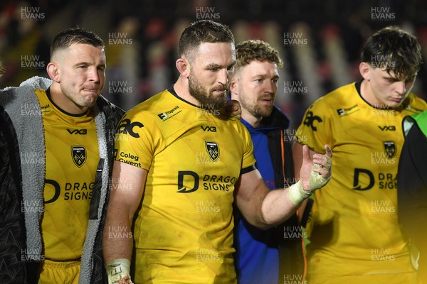 170426 - Dragons RFC v Vodacom Bulls - United Rugby Championship - Harri Keddie of Dragons leads his sides huddle at full time