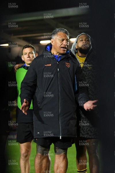 170426 - Dragons RFC v Vodacom Bulls - United Rugby Championship - Dragons head coach, Filo Tiatia leads his sides huddle at full time