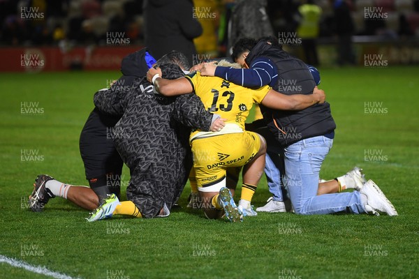 170426 - Dragons RFC v Vodacom Bulls - United Rugby Championship - Dragons huddle at full time