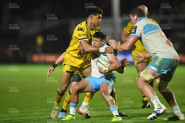 170426 - Dragons RFC v Vodacom Bulls - United Rugby Championship - Rio Dyer of Dragons is challenged by Devon Williams of Bulls