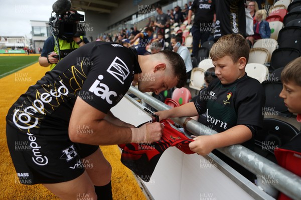 190921 - Dragons Rugby Kit Launch - Elliot Dee signs autographs