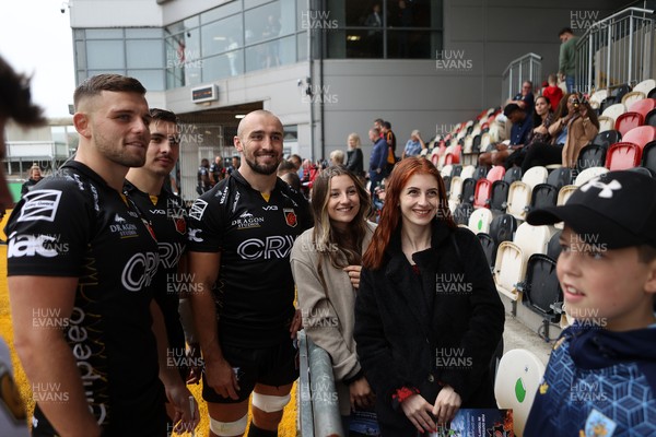 190921 - Dragons Rugby Kit Launch - Ollie Griffiths has a picture with fans