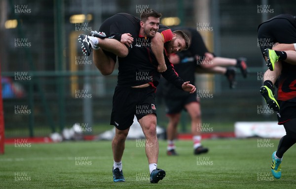 050219 - Dragons Rugby train with the Welsh Guards - Tiaan Loots and Rhys Lawrence