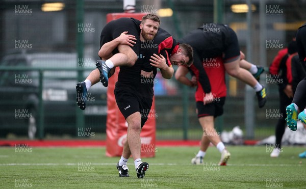 050219 - Dragons Rugby train with the Welsh Guards - Rhys Lawrence and Tiaan Loots