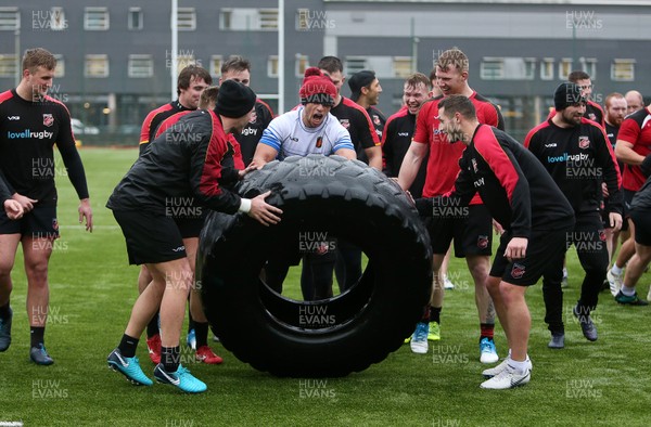 050219 - Dragons Rugby train with the Welsh Guards - Zane Kirchner