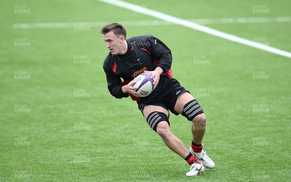 010415 - Newport-Gwent Dragons Rugby Training -Ollie Griffiths during training