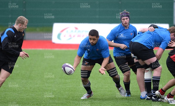 010415 - Newport-Gwent Dragons Rugby Training -Taulupe Faletau during training