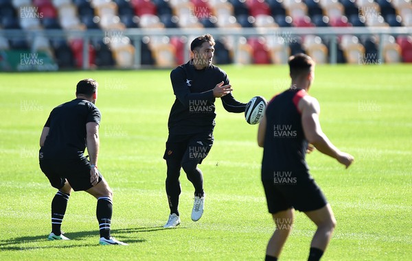 010917 - Dragons Rugby Training - Gavin Henson during training