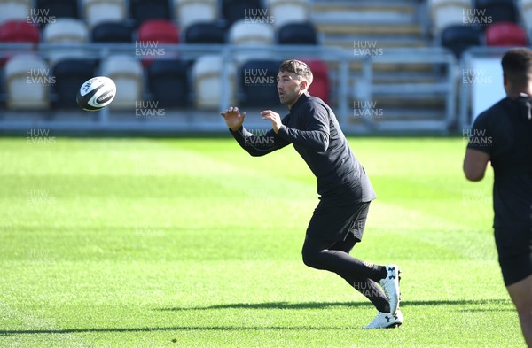 010917 - Dragons Rugby Training - Gavin Henson during training