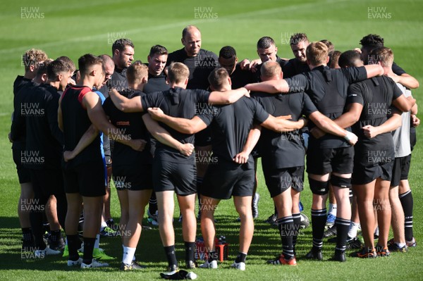 010917 - Dragons Rugby Training - Players huddle during training