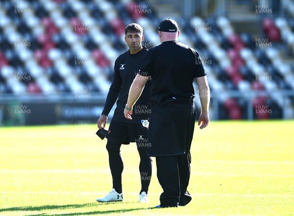 010917 - Dragons Rugby Training - Gavin Henson and Bernard Jackman during training