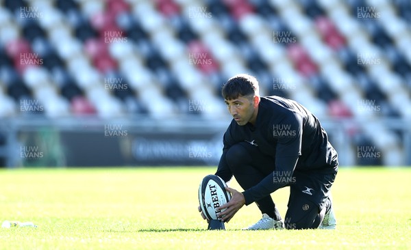 010917 - Dragons Rugby Training - Gavin Henson during training