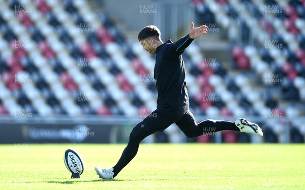 010917 - Dragons Rugby Training - Gavin Henson during training