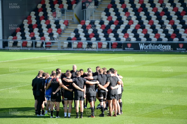 010917 - Dragons Rugby Training - Players huddle during training