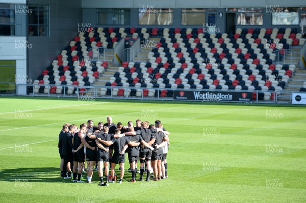 010917 - Dragons Rugby Training - Players huddle during training