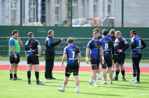 030415 - Newport-Gwent Dragons Rugby Training -Kingsley Jones during training