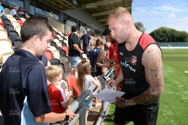 070818 - Dragons Rugby Training - Ross Moriarty meets fans after training