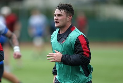 081019 - Dragons Rugby Training - Tom Hoppe during training